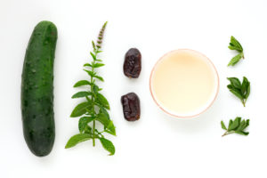 Zutaten für einen Wildkräutersmoothie als Legebild auf rein weißem Untergrund. Zutaten für einen Wildkräutersmoothie als Legebild auf rein weißem Untergrund.